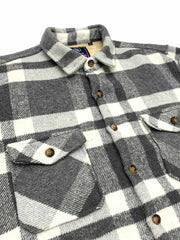 製品画像
チェック柄シャツの全体展示画像、裏起毛とフランネル素材が強調された秋冬向けの温かみのあるデザイン。
詳細画像
シャツのディテールとポケットデザインのクローズアップ、ブラッシュド加工による柔らかい肌触りが特徴。