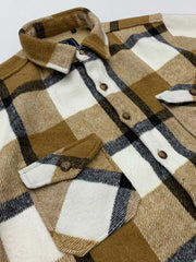 製品画像
チェック柄シャツの全体展示画像、裏起毛とフランネル素材が強調された秋冬向けの温かみのあるデザイン。
詳細画像
シャツのディテールとポケットデザインのクローズアップ、ブラッシュド加工による柔らかい肌触りが特徴。