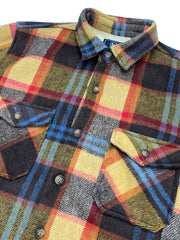 製品画像
チェック柄シャツの全体展示画像、裏起毛とフランネル素材が強調された秋冬向けの温かみのあるデザイン。
詳細画像
シャツのディテールとポケットデザインのクローズアップ、ブラッシュド加工による柔らかい肌触りが特徴。