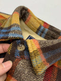 製品画像
チェック柄シャツの全体展示画像、裏起毛とフランネル素材が強調された秋冬向けの温かみのあるデザイン。
詳細画像
シャツのディテールとポケットデザインのクローズアップ、ブラッシュド加工による柔らかい肌触りが特徴。