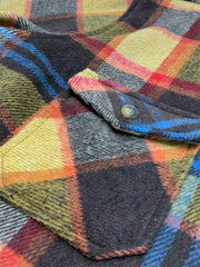 製品画像
チェック柄シャツの全体展示画像、裏起毛とフランネル素材が強調された秋冬向けの温かみのあるデザイン。
詳細画像
シャツのディテールとポケットデザインのクローズアップ、ブラッシュド加工による柔らかい肌触りが特徴。