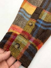 製品画像
チェック柄シャツの全体展示画像、裏起毛とフランネル素材が強調された秋冬向けの温かみのあるデザイン。
詳細画像
シャツのディテールとポケットデザインのクローズアップ、ブラッシュド加工による柔らかい肌触りが特徴。