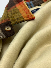 製品画像
チェック柄シャツの全体展示画像、裏起毛とフランネル素材が強調された秋冬向けの温かみのあるデザイン。
詳細画像
シャツのディテールとポケットデザインのクローズアップ、ブラッシュド加工による柔らかい肌触りが特徴。