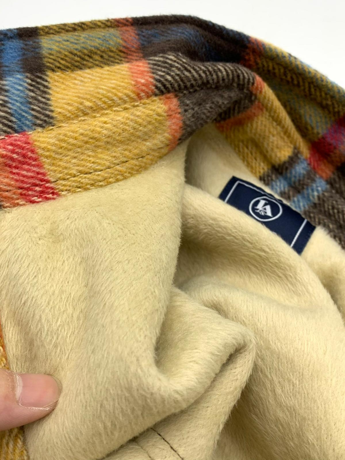 製品画像
チェック柄シャツの全体展示画像、裏起毛とフランネル素材が強調された秋冬向けの温かみのあるデザイン。
詳細画像
シャツのディテールとポケットデザインのクローズアップ、ブラッシュド加工による柔らかい肌触りが特徴。