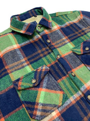 製品画像
チェック柄シャツの全体展示画像、裏起毛とフランネル素材が強調された秋冬向けの温かみのあるデザイン。
詳細画像
シャツのディテールとポケットデザインのクローズアップ、ブラッシュド加工による柔らかい肌触りが特徴。