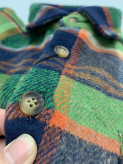 製品画像
チェック柄シャツの全体展示画像、裏起毛とフランネル素材が強調された秋冬向けの温かみのあるデザイン。
詳細画像
シャツのディテールとポケットデザインのクローズアップ、ブラッシュド加工による柔らかい肌触りが特徴。