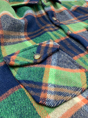 製品画像
チェック柄シャツの全体展示画像、裏起毛とフランネル素材が強調された秋冬向けの温かみのあるデザイン。
詳細画像
シャツのディテールとポケットデザインのクローズアップ、ブラッシュド加工による柔らかい肌触りが特徴。