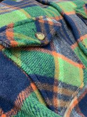 製品画像
チェック柄シャツの全体展示画像、裏起毛とフランネル素材が強調された秋冬向けの温かみのあるデザイン。
詳細画像
シャツのディテールとポケットデザインのクローズアップ、ブラッシュド加工による柔らかい肌触りが特徴。