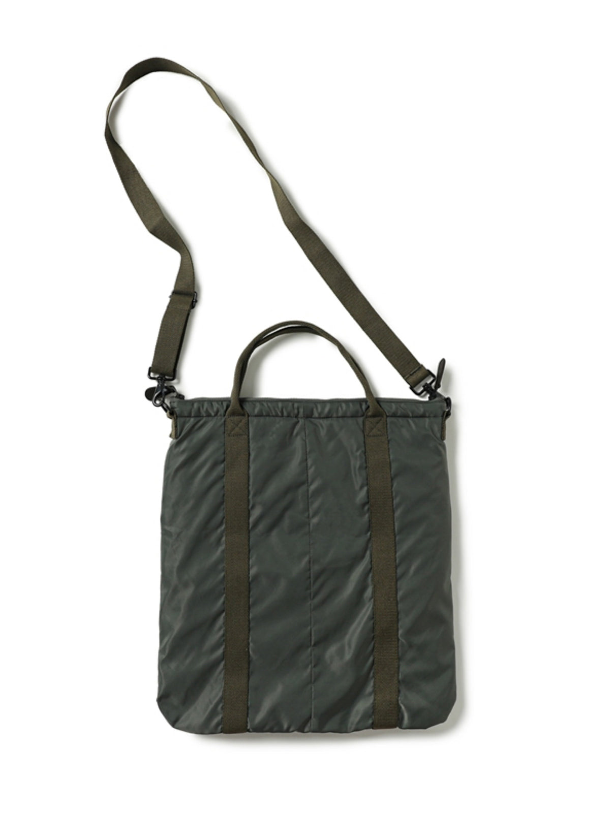 製品画像
アメカジレトロな飛行士ヘルメットバッグ正面展示、軽量ナイロン素材と「U.S. AIR FORCE」の刺繍が目立つデザイン。
詳細画像
バッグの刺繍ロゴとショルダーストラップのディテール、ミリタリースタイルの特徴的なデザイン。