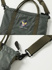 製品画像
アメカジレトロな飛行士ヘルメットバッグ正面展示、軽量ナイロン素材と「U.S. AIR FORCE」の刺繍が目立つデザイン。
詳細画像
バッグの刺繍ロゴとショルダーストラップのディテール、ミリタリースタイルの特徴的なデザイン。