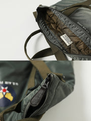 製品画像
アメカジレトロな飛行士ヘルメットバッグ正面展示、軽量ナイロン素材と「U.S. AIR FORCE」の刺繍が目立つデザイン。
詳細画像
バッグの刺繍ロゴとショルダーストラップのディテール、ミリタリースタイルの特徴的なデザイン。