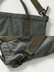 製品画像
アメカジレトロな飛行士ヘルメットバッグ正面展示、軽量ナイロン素材と「U.S. AIR FORCE」の刺繍が目立つデザイン。
詳細画像
バッグの刺繍ロゴとショルダーストラップのディテール、ミリタリースタイルの特徴的なデザイン。