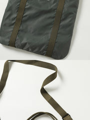 製品画像
アメカジレトロな飛行士ヘルメットバッグ正面展示、軽量ナイロン素材と「U.S. AIR FORCE」の刺繍が目立つデザイン。
詳細画像
バッグの刺繍ロゴとショルダーストラップのディテール、ミリタリースタイルの特徴的なデザイン。