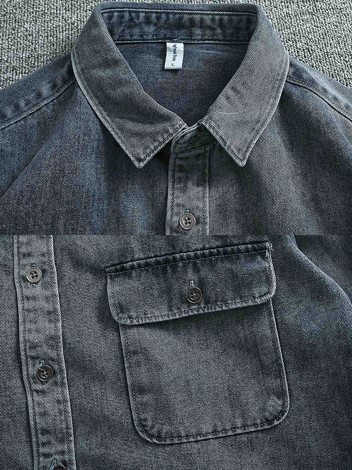 製品画像:
ヴィンテージウォッシュ加工のデニムシャツの正面画像。自然な風合いとカジュアルなスタイルが特徴で、日常使いにぴったり。
詳細画像:
シャツのワークポケットとウォッシュ加工のディテールをクローズアップ。生地感とデザインの細部がよく見えるように撮影されています。