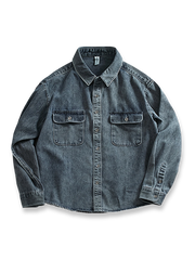 製品画像:
ヴィンテージウォッシュ加工のデニムシャツの正面画像。自然な風合いとカジュアルなスタイルが特徴で、日常使いにぴったり。
詳細画像:
シャツのワークポケットとウォッシュ加工のディテールをクローズアップ。生地感とデザインの細部がよく見えるように撮影されています。