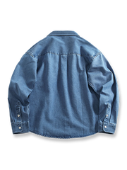 製品画像:
ヴィンテージウォッシュ加工のデニムシャツの正面画像。自然な風合いとカジュアルなスタイルが特徴で、日常使いにぴったり。
詳細画像:
シャツのワークポケットとウォッシュ加工のディテールをクローズアップ。生地感とデザインの細部がよく見えるように撮影されています。