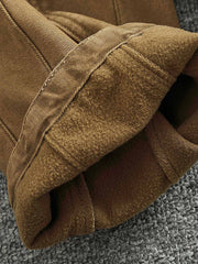 製品画像
カーキ色の裏起毛&加厚ストレートワークパンツ全体展示図、裏起毛デザインと加厚素材のディテールが際立つ。
詳細画像
パンツのウエスト部分、ゴムとポケットのディテールアップ。ゴムウエストとドローコードの調節可能なデザインが強調されている。