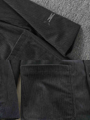 製品画像: 高畝コーデュロイストライプジャケット正面展示。クラシックなラペルとシンプルなストライプデザインが特徴です。
詳細画像: ジャケットのディテールアップ。高畝コーデュロイ素材と2ボタンデザイン、ドロップショルダーのディテール。