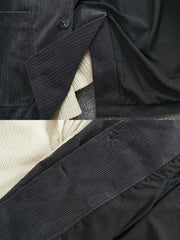 製品画像: 高畝コーデュロイストライプジャケット正面展示。クラシックなラペルとシンプルなストライプデザインが特徴です。
詳細画像: ジャケットのディテールアップ。高畝コーデュロイ素材と2ボタンデザイン、ドロップショルダーのディテール。