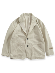 製品画像: 高畝コーデュロイストライプジャケット正面展示。クラシックなラペルとシンプルなストライプデザインが特徴です。
詳細画像: ジャケットのディテールアップ。高畝コーデュロイ素材と2ボタンデザイン、ドロップショルダーのディテール。