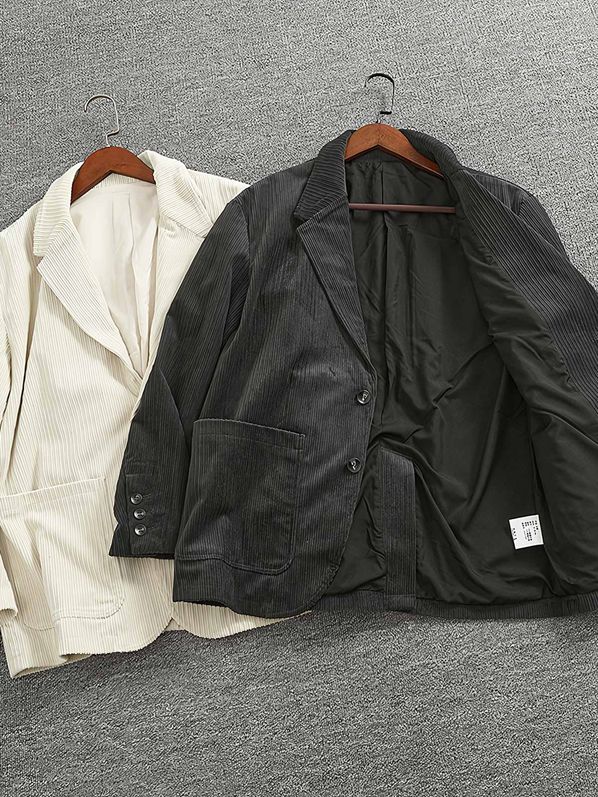 製品画像: 高畝コーデュロイストライプジャケット正面展示。クラシックなラペルとシンプルなストライプデザインが特徴です。
詳細画像: ジャケットのディテールアップ。高畝コーデュロイ素材と2ボタンデザイン、ドロップショルダーのディテール。