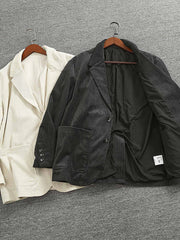 製品画像: 高畝コーデュロイストライプジャケット正面展示。クラシックなラペルとシンプルなストライプデザインが特徴です。
詳細画像: ジャケットのディテールアップ。高畝コーデュロイ素材と2ボタンデザイン、ドロップショルダーのディテール。