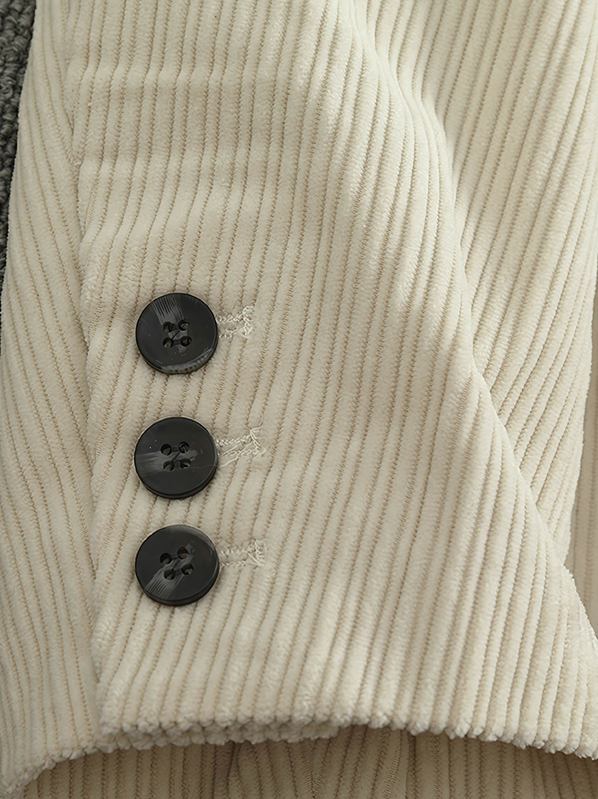 製品画像: 高畝コーデュロイストライプジャケット正面展示。クラシックなラペルとシンプルなストライプデザインが特徴です。
詳細画像: ジャケットのディテールアップ。高畝コーデュロイ素材と2ボタンデザイン、ドロップショルダーのディテール。