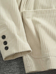 製品画像: 高畝コーデュロイストライプジャケット正面展示。クラシックなラペルとシンプルなストライプデザインが特徴です。
詳細画像: ジャケットのディテールアップ。高畝コーデュロイ素材と2ボタンデザイン、ドロップショルダーのディテール。