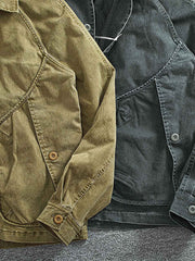 製品画像
取り外し可能なダウンインナー付きワークジャケット全体展示。ウォッシュ加工されたコットン生地が際立ち、ヴィンテージ感を強調しています。シンプルでシックなデザインが特徴。
詳細画像
ウォッシュ加工されたコットン生地とダウンインナーのディテールアップ。取り外し可能なダウンインナーのジッパーデザインと素材感がしっかりと見える。