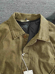 製品画像
取り外し可能なダウンインナー付きワークジャケット全体展示。ウォッシュ加工されたコットン生地が際立ち、ヴィンテージ感を強調しています。シンプルでシックなデザインが特徴。
詳細画像
ウォッシュ加工されたコットン生地とダウンインナーのディテールアップ。取り外し可能なダウンインナーのジッパーデザインと素材感がしっかりと見える。