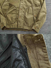 製品画像
取り外し可能なダウンインナー付きワークジャケット全体展示。ウォッシュ加工されたコットン生地が際立ち、ヴィンテージ感を強調しています。シンプルでシックなデザインが特徴。
詳細画像
ウォッシュ加工されたコットン生地とダウンインナーのディテールアップ。取り外し可能なダウンインナーのジッパーデザインと素材感がしっかりと見える。