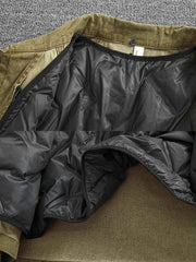 製品画像
取り外し可能なダウンインナー付きワークジャケット全体展示。ウォッシュ加工されたコットン生地が際立ち、ヴィンテージ感を強調しています。シンプルでシックなデザインが特徴。
詳細画像
ウォッシュ加工されたコットン生地とダウンインナーのディテールアップ。取り外し可能なダウンインナーのジッパーデザインと素材感がしっかりと見える。