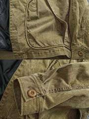 製品画像
取り外し可能なダウンインナー付きワークジャケット全体展示。ウォッシュ加工されたコットン生地が際立ち、ヴィンテージ感を強調しています。シンプルでシックなデザインが特徴。
詳細画像
ウォッシュ加工されたコットン生地とダウンインナーのディテールアップ。取り外し可能なダウンインナーのジッパーデザインと素材感がしっかりと見える。