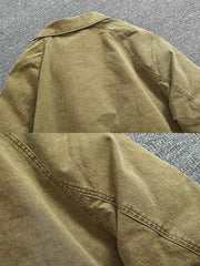 製品画像
取り外し可能なダウンインナー付きワークジャケット全体展示。ウォッシュ加工されたコットン生地が際立ち、ヴィンテージ感を強調しています。シンプルでシックなデザインが特徴。
詳細画像
ウォッシュ加工されたコットン生地とダウンインナーのディテールアップ。取り外し可能なダウンインナーのジッパーデザインと素材感がしっかりと見える。