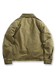 製品画像
取り外し可能なダウンインナー付きワークジャケット全体展示。ウォッシュ加工されたコットン生地が際立ち、ヴィンテージ感を強調しています。シンプルでシックなデザインが特徴。
詳細画像
ウォッシュ加工されたコットン生地とダウンインナーのディテールアップ。取り外し可能なダウンインナーのジッパーデザインと素材感がしっかりと見える。