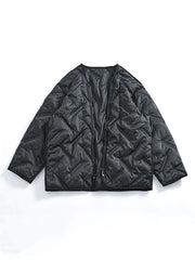 製品画像
取り外し可能なダウンインナー付きワークジャケット全体展示。ウォッシュ加工されたコットン生地が際立ち、ヴィンテージ感を強調しています。シンプルでシックなデザインが特徴。
詳細画像
ウォッシュ加工されたコットン生地とダウンインナーのディテールアップ。取り外し可能なダウンインナーのジッパーデザインと素材感がしっかりと見える。