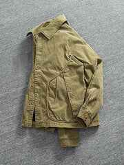 製品画像
取り外し可能なダウンインナー付きワークジャケット全体展示。ウォッシュ加工されたコットン生地が際立ち、ヴィンテージ感を強調しています。シンプルでシックなデザインが特徴。
詳細画像
ウォッシュ加工されたコットン生地とダウンインナーのディテールアップ。取り外し可能なダウンインナーのジッパーデザインと素材感がしっかりと見える。