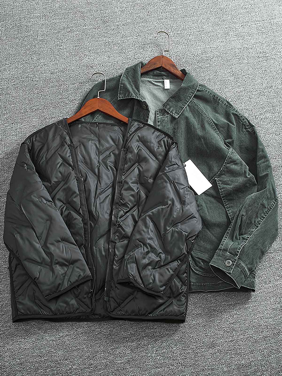 製品画像
取り外し可能なダウンインナー付きワークジャケット全体展示。ウォッシュ加工されたコットン生地が際立ち、ヴィンテージ感を強調しています。シンプルでシックなデザインが特徴。
詳細画像
ウォッシュ加工されたコットン生地とダウンインナーのディテールアップ。取り外し可能なダウンインナーのジッパーデザインと素材感がしっかりと見える。