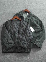 製品画像
取り外し可能なダウンインナー付きワークジャケット全体展示。ウォッシュ加工されたコットン生地が際立ち、ヴィンテージ感を強調しています。シンプルでシックなデザインが特徴。
詳細画像
ウォッシュ加工されたコットン生地とダウンインナーのディテールアップ。取り外し可能なダウンインナーのジッパーデザインと素材感がしっかりと見える。