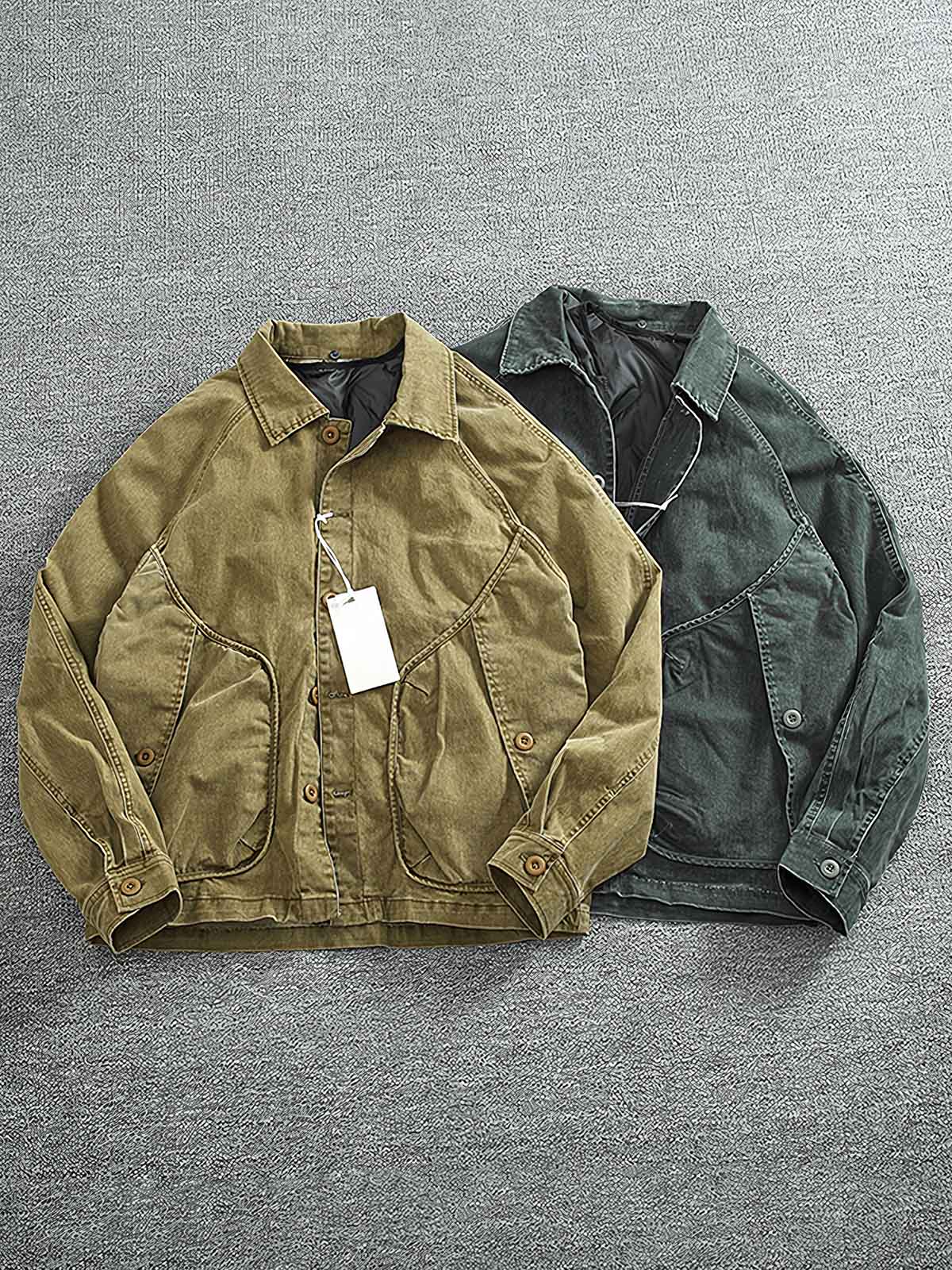 製品画像
取り外し可能なダウンインナー付きワークジャケット全体展示。ウォッシュ加工されたコットン生地が際立ち、ヴィンテージ感を強調しています。シンプルでシックなデザインが特徴。
詳細画像
ウォッシュ加工されたコットン生地とダウンインナーのディテールアップ。取り外し可能なダウンインナーのジッパーデザインと素材感がしっかりと見える。