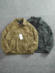 製品画像
取り外し可能なダウンインナー付きワークジャケット全体展示。ウォッシュ加工されたコットン生地が際立ち、ヴィンテージ感を強調しています。シンプルでシックなデザインが特徴。
詳細画像
ウォッシュ加工されたコットン生地とダウンインナーのディテールアップ。取り外し可能なダウンインナーのジッパーデザインと素材感がしっかりと見える。