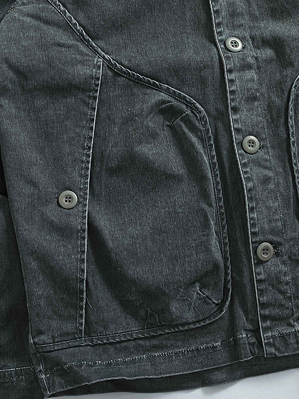 製品画像
取り外し可能なダウンインナー付きワークジャケット全体展示。ウォッシュ加工されたコットン生地が際立ち、ヴィンテージ感を強調しています。シンプルでシックなデザインが特徴。
詳細画像
ウォッシュ加工されたコットン生地とダウンインナーのディテールアップ。取り外し可能なダウンインナーのジッパーデザインと素材感がしっかりと見える。