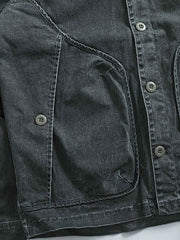 製品画像
取り外し可能なダウンインナー付きワークジャケット全体展示。ウォッシュ加工されたコットン生地が際立ち、ヴィンテージ感を強調しています。シンプルでシックなデザインが特徴。
詳細画像
ウォッシュ加工されたコットン生地とダウンインナーのディテールアップ。取り外し可能なダウンインナーのジッパーデザインと素材感がしっかりと見える。