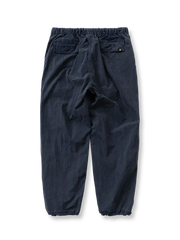 製品画像
ストレートシルエットのパラシュートパンツ全体展示。ウォッシュ加工されたネイビーカラーが特徴的で、リラックス感とヴィンテージ感を演出。快適な履き心地とスタイリッシュなデザインが調和したアイテム。
詳細画像
裾調整機能とウォッシュ加工ディテール。耐久性に優れたコットンとナイロン混紡素材を使用し、通気性と耐摩耗性を提供。裾の調整機能で、自分にぴったりなフィット感を実現。