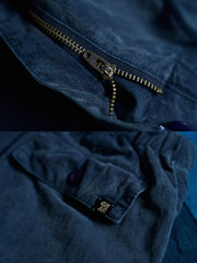 製品画像
ストレートシルエットのパラシュートパンツ全体展示。ウォッシュ加工されたネイビーカラーが特徴的で、リラックス感とヴィンテージ感を演出。快適な履き心地とスタイリッシュなデザインが調和したアイテム。
詳細画像
裾調整機能とウォッシュ加工ディテール。耐久性に優れたコットンとナイロン混紡素材を使用し、通気性と耐摩耗性を提供。裾の調整機能で、自分にぴったりなフィット感を実現。