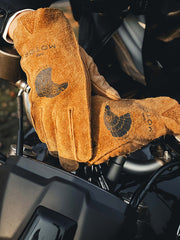 詳細画像
グローブのディテールと素材感アップ。マットレザーを使用した手袋の細部が強調されており、特にダブルステッチや鷲の目のデザインが、製品の耐久性と独特な個性を引き立てています。手に馴染む柔らかな質感や、ヴィンテージの風合いが美しく表現されています。
モデル画像
モデルがマットレザーのバイカーズグローブを着用したライディングスタイル。バイカーズグローブのデザインやフィット感が実際の使用シーンでどのように活かされるかがわかります。ライダーにとって必要な機能性とファッション性を兼ね備えたアイテムで、アウトドアや日常のライディングに最適です。