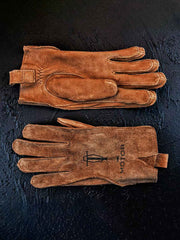 製品画像
マットレザーのバイカーズグローブ全体展示。バイカーズグローブ特有の硬派で無骨なデザインが際立ち、ライディングに最適な機能性を持ち合わせています。ヴィンテージ感のあるレザーが、長年の使用でさらに味わい深く変化する点が特徴です。
詳細画像
グローブのディテールと素材感アップ。マットレザーを使用した手袋の細部が強調されており、特にダブルステッチや鷲の目のデザインが、製品の耐久性と独特な個性を引き立てています。手に馴染む柔らかな質感や、ヴィンテージの風合いが美しく表現されています。