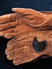 製品画像
マットレザーのバイカーズグローブ全体展示。バイカーズグローブ特有の硬派で無骨なデザインが際立ち、ライディングに最適な機能性を持ち合わせています。ヴィンテージ感のあるレザーが、長年の使用でさらに味わい深く変化する点が特徴です。
詳細画像
グローブのディテールと素材感アップ。マットレザーを使用した手袋の細部が強調されており、特にダブルステッチや鷲の目のデザインが、製品の耐久性と独特な個性を引き立てています。手に馴染む柔らかな質感や、ヴィンテージの風合いが美しく表現されています。