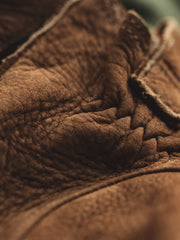 製品画像
マットレザーのバイカーズグローブ全体展示。バイカーズグローブ特有の硬派で無骨なデザインが際立ち、ライディングに最適な機能性を持ち合わせています。ヴィンテージ感のあるレザーが、長年の使用でさらに味わい深く変化する点が特徴です。
詳細画像
グローブのディテールと素材感アップ。マットレザーを使用した手袋の細部が強調されており、特にダブルステッチや鷲の目のデザインが、製品の耐久性と独特な個性を引き立てています。手に馴染む柔らかな質感や、ヴィンテージの風合いが美しく表現されています。