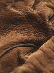 製品画像
マットレザーのバイカーズグローブ全体展示。バイカーズグローブ特有の硬派で無骨なデザインが際立ち、ライディングに最適な機能性を持ち合わせています。ヴィンテージ感のあるレザーが、長年の使用でさらに味わい深く変化する点が特徴です。
詳細画像
グローブのディテールと素材感アップ。マットレザーを使用した手袋の細部が強調されており、特にダブルステッチや鷲の目のデザインが、製品の耐久性と独特な個性を引き立てています。手に馴染む柔らかな質感や、ヴィンテージの風合いが美しく表現されています。